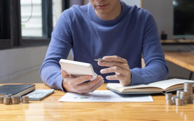 資金調達のために計算する男性