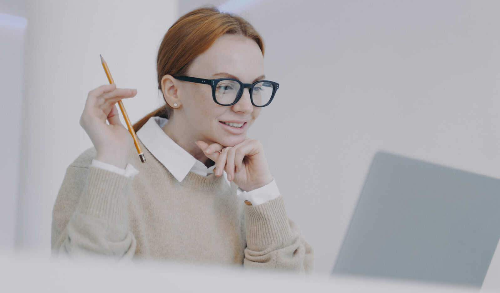 パソコンで作業をする眼鏡の女性