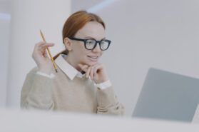 パソコンで作業をする眼鏡の女性